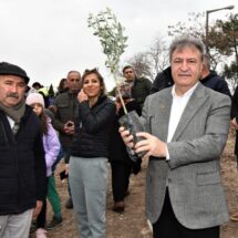 BORNOVA’DA AĞAÇLARI SAHİPLENDİRME KAMPANYASI