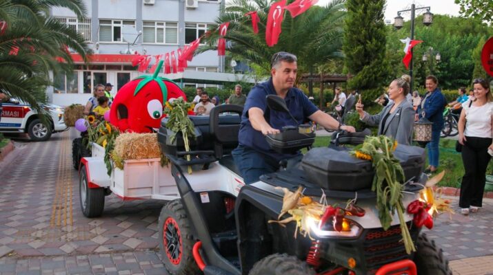 Kınık’ta Hasat ettikleri ürünlerle bisikletlerini süslediler