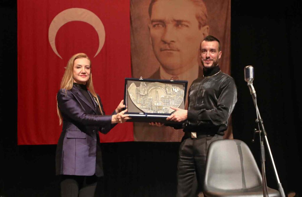 Gençlerin çok tanıdığı ünlü sanatçı Cem Adrian, Dokuz Eylül Üniversitesi (DEÜ), Cumhuriyetin 100. Yılı etkinlikleri kapsamında konuğu oldu.