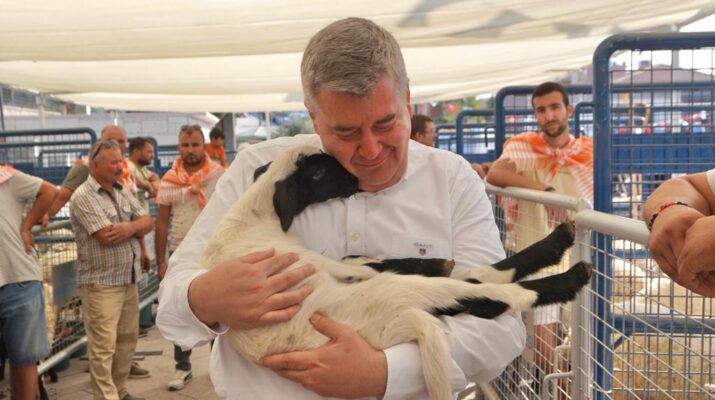 OVACIK FESTİVALLE RENKLENDİ ‘SAKIZ GÜZELLERİ’ YARIŞTI, EN İYİ ‘ÇEŞME KAVUNU’ SEÇİLDİ