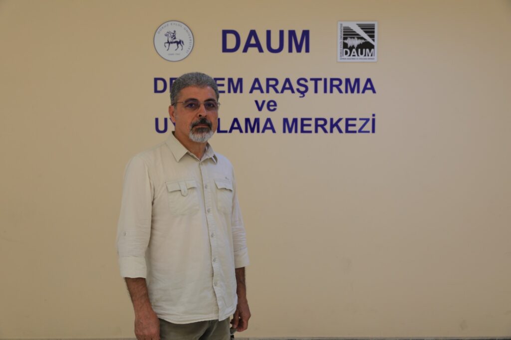 DAUM Müdürü Prof. Dr. Hasan Sözbilir; GÜMÜLDÜR FAYINI İNCELİYOR 'SAMOS DEPREMİNE CEVAP VEREBİLİR'CEVAP VEREBİLİR’