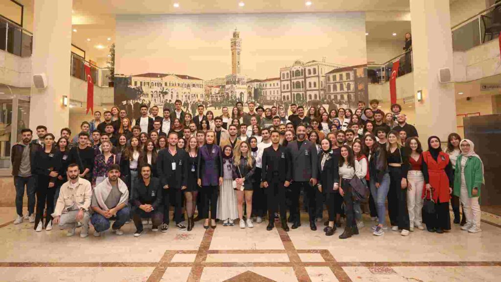 Gençlerin çok tanıdığı ünlü sanatçı Cem Adrian, Dokuz Eylül Üniversitesi (DEÜ), Cumhuriyetin 100. Yılı etkinlikleri kapsamında konuğu oldu. 