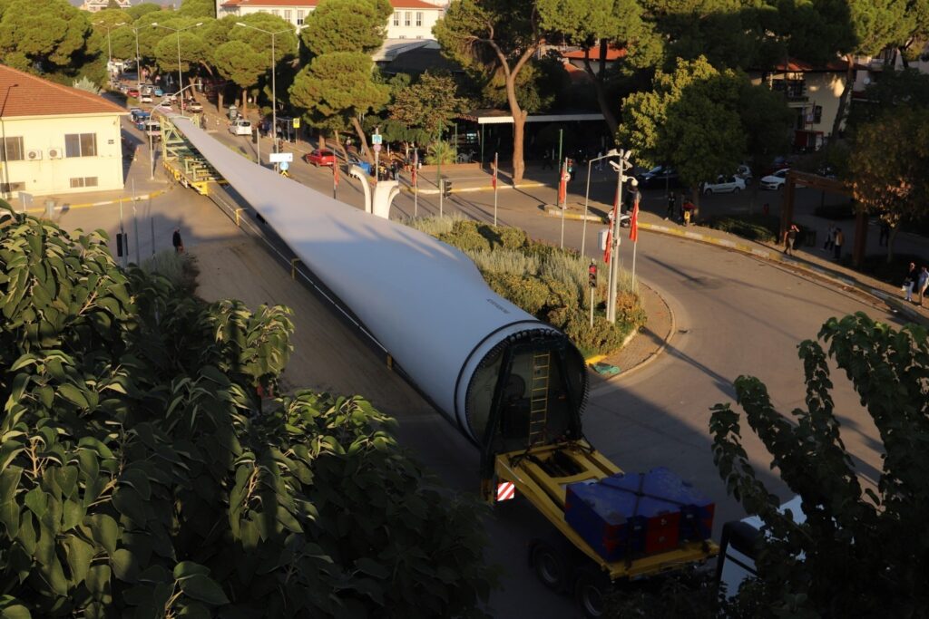 ÖDEMİŞ’TE DEV RÜZGÂR KANATLARI ŞEHİR MERKEZİNDEN GEÇTİ ; BAŞKAN ERİŞ “ÇEVRE YOLU” İÇİN ÇAĞRIDA BULUNDU