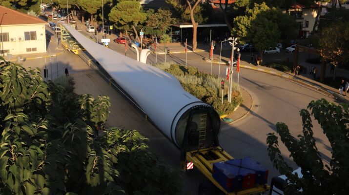 ÖDEMİŞ’TE DEV RÜZGÂR KANATLARI ŞEHİR MERKEZİNDEN GEÇTİ ; BAŞKAN ERİŞ “ÇEVRE YOLU” İÇİN ÇAĞRIDA BULUNDU