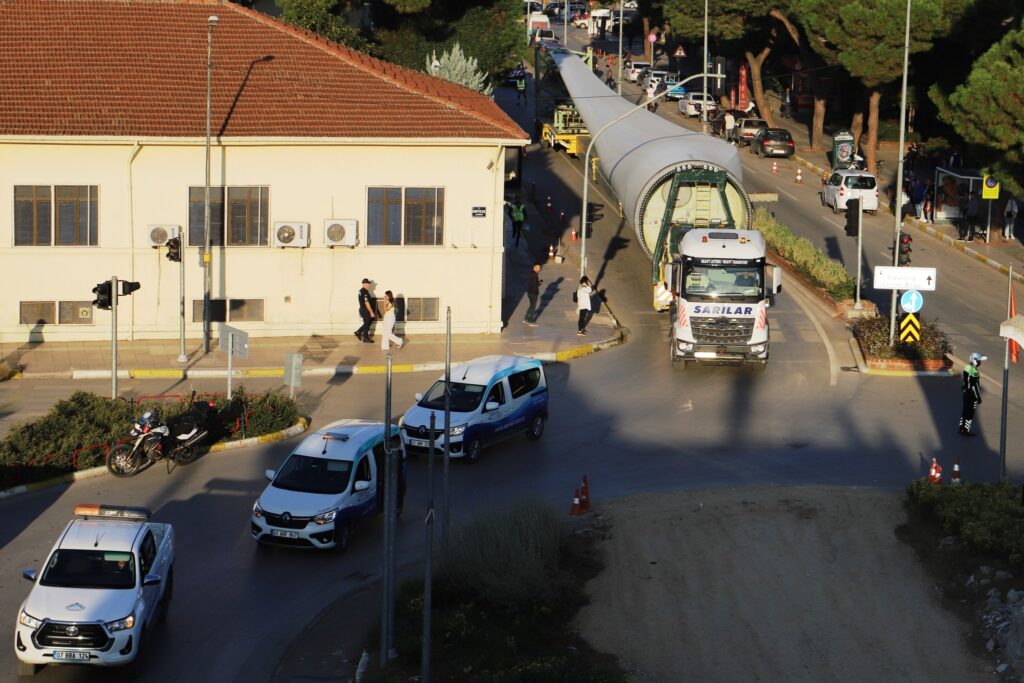 ÖDEMİŞ’TE DEV RÜZGÂR KANATLARI ŞEHİR MERKEZİNDEN GEÇTİ ; BAŞKAN ERİŞ “ÇEVRE YOLU” İÇİN ÇAĞRIDA BULUNDU