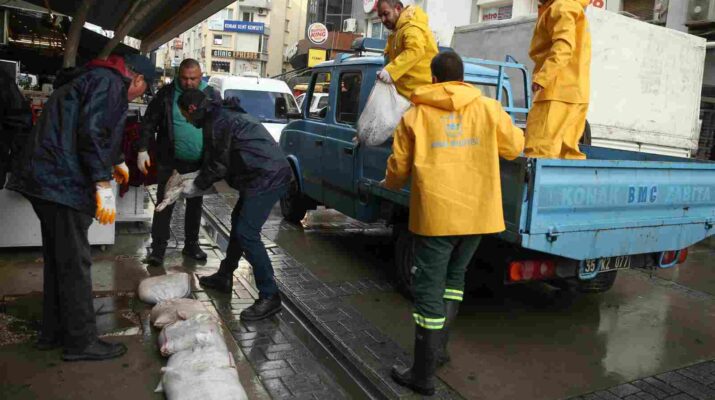 Konak Belediyesi’nden esnafa kum torbası desteği