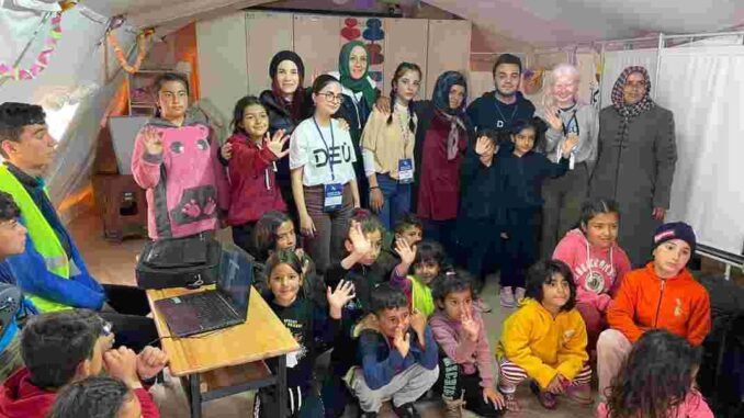 DEÜ GMA imzali kitap İlahiyat Fakültesi deprem bölgesi fotoğraflariiiii (2) DEÜ İLAHİYAT FAKÜLTESİ FARK YARATIYOR