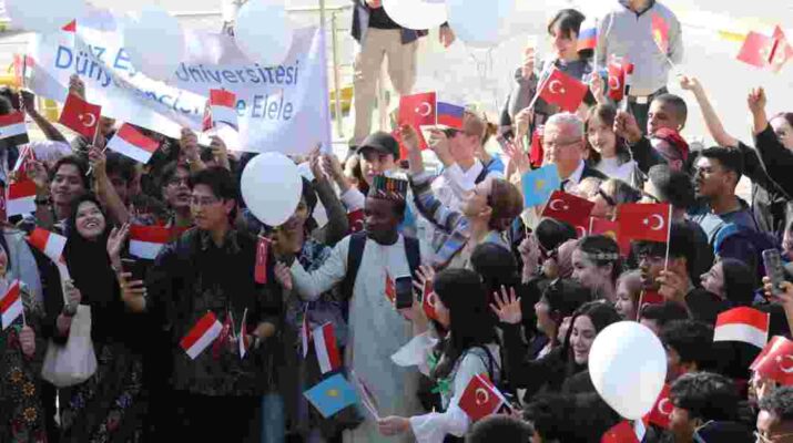 DEÜ'LÜ ÖĞRENCİLER FİLİSTİN İÇİN BARIŞ BALONLARI UÇURDU