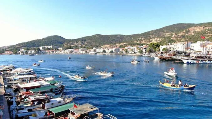 Denizcilik ve Kabotaj Bayramı yağlı kazık yüzme ve yat yarışları foça