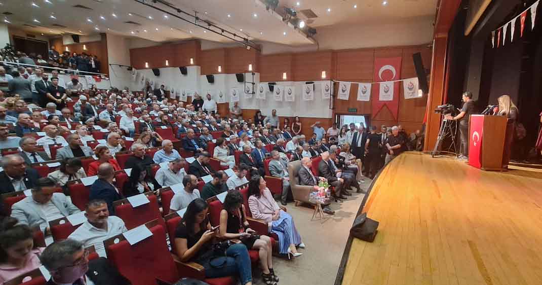 Zafer Partisi Lideri Özdağ, İzmir de konuştu; alçakça iftiraları göğüslüyoruz 