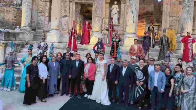 Türk Dünyası Kadın ve Moda Haftası Defilesi 7 Kez Efes Antik Kentinde 2024-10-07 saat 00.21.50_ccc193f4