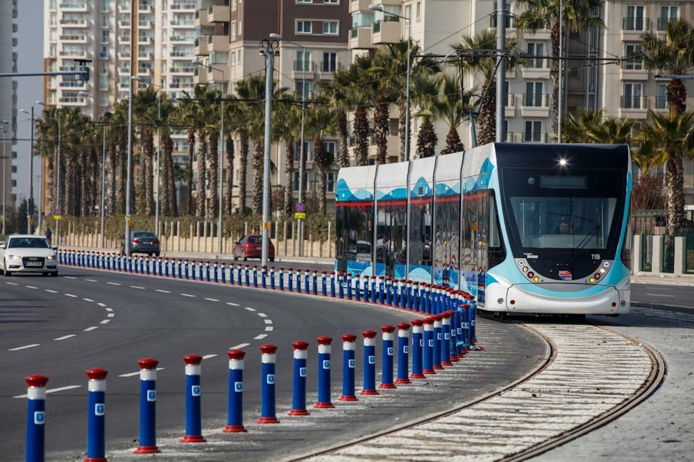 İzmir Büyükşehir Belediyesi'ne bağlı ESHOT, İZULAŞ, İZDENİZ, Metro ve Tramvay işletmeleri, İZTAŞIT araçları ile Büyükşehir-TCDD ortaklığıyla işletilen İZBAN