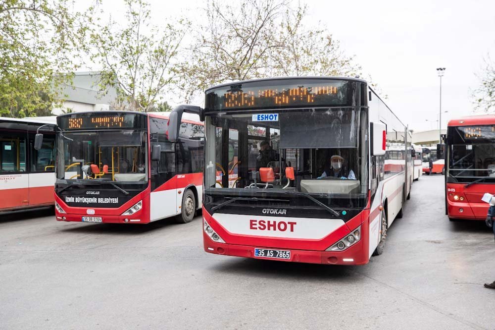 İzmir Büyükşehir Belediyesi'ne bağlı ESHOT, İZULAŞ, İZDENİZ, Metro ve Tramvay işletmeleri, İZTAŞIT araçları ile Büyükşehir-TCDD ortaklığıyla işletilen İZBAN