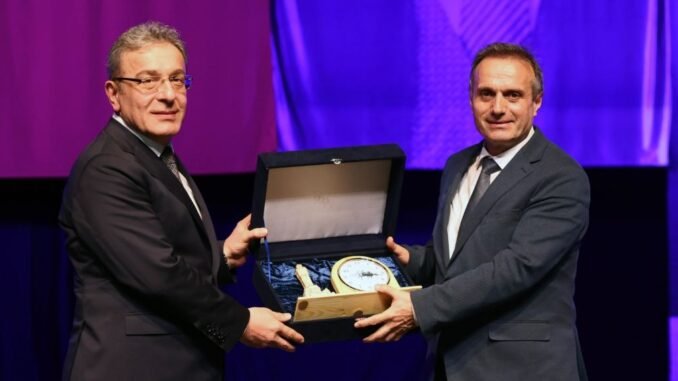 Rektör Yılmaz, Türkiye İlaç ves Tıbbi Cihaz Kurumu (TİTCK) Başkanı Prof. Dr. Ahmet Ayar'a katılımından dolayı hediye