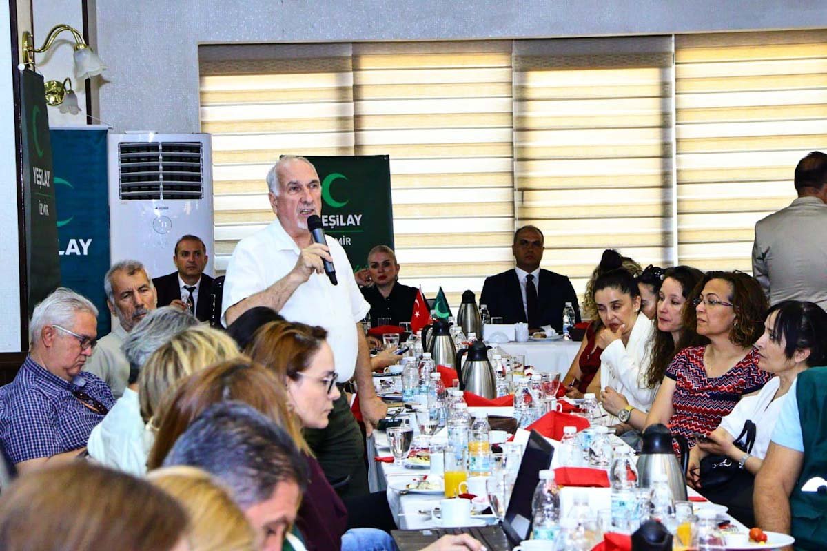 YEŞİLAY İZMİR’DE BAĞIMSIZLIĞI ÖĞRETİYOR