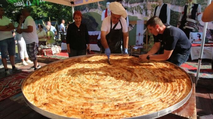 150 METRELİK BOŞNAK BÖREĞİ REKORU SJENİCA’DA KIRILDI  - İntroHaber