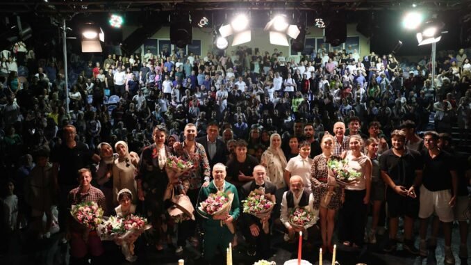 ALİAĞA'DA KARANLIKTA KUMPAS İLE  SEYİRCİYLE  İNTERAKTİFİ LETİŞİM - İntroHaber