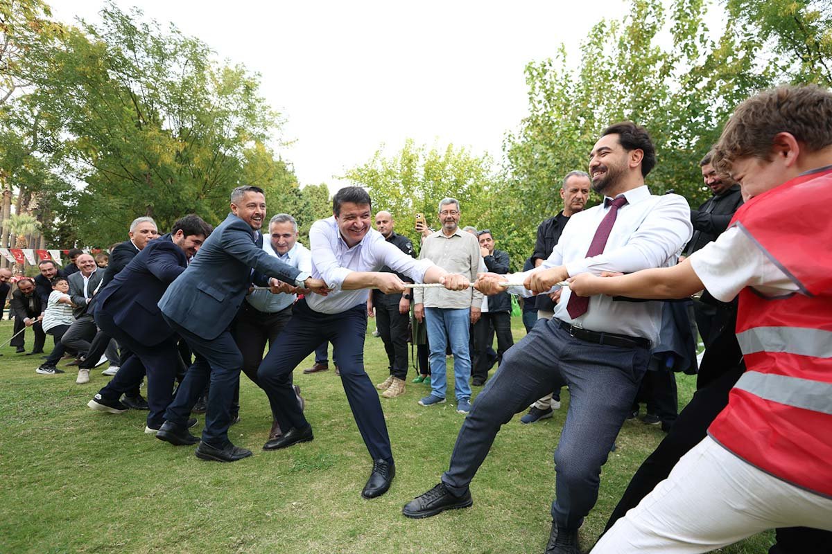 MAHMUT ARIKAN İZMİR’DE “GELENEKSEL KARDEŞLİK BULUŞMASI”NDA VATANDAŞLARLA BİR ARAYA GELDİ - İntroHaber