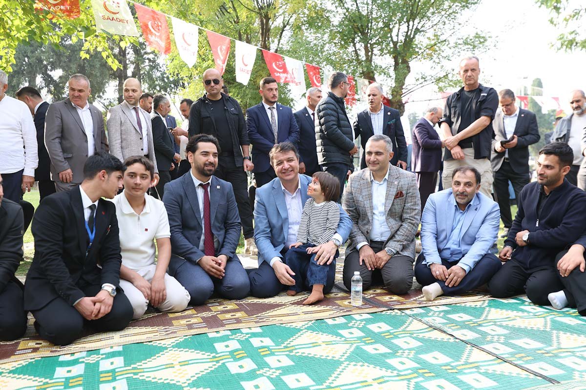 MAHMUT ARIKAN İZMİR’DE “GELENEKSEL KARDEŞLİK BULUŞMASI”NDA VATANDAŞLARLA BİR ARAYA GELDİ - İntroHaber